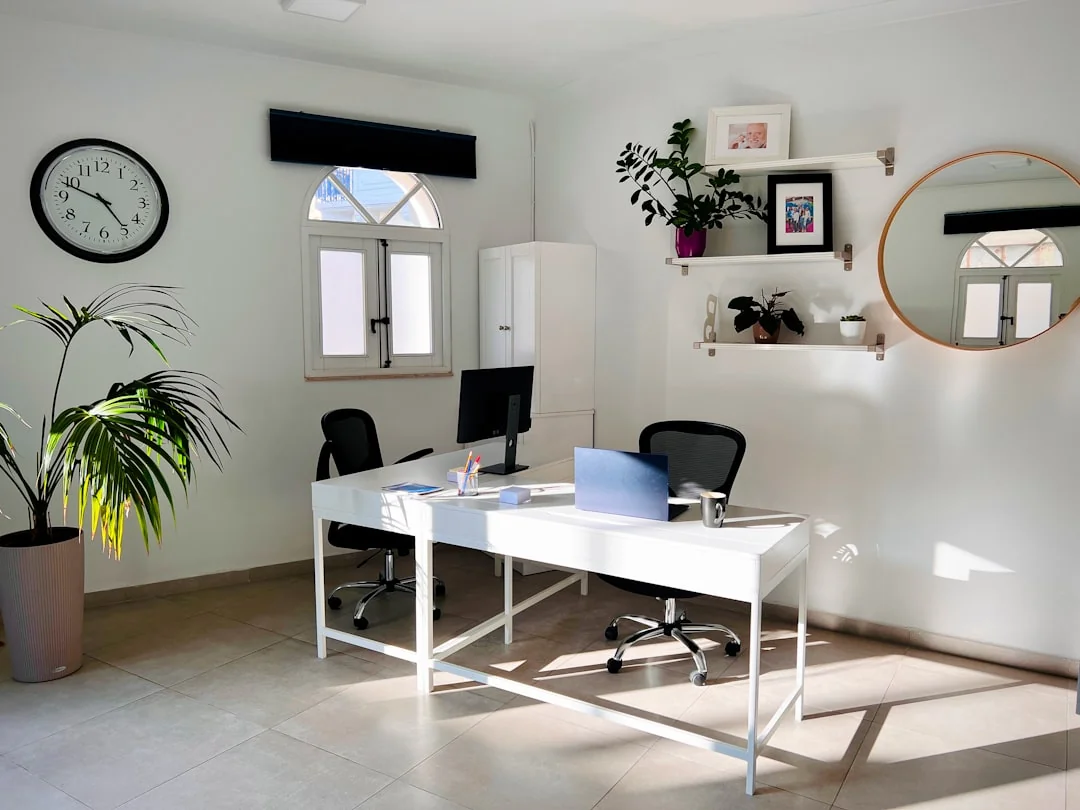 Un couple emballe des cartons étiquetés dans un salon minimaliste, en préparation du jour du déménagement.